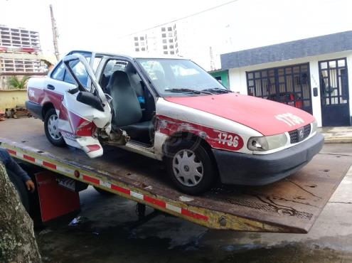 Abandonan con daños al taxi 1736 en Coatzacoalcos